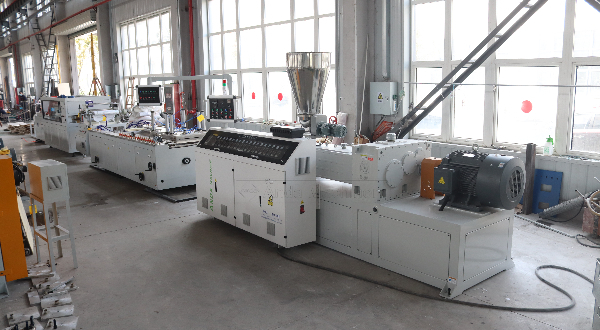 L&iacute;nea de producci&oacute;n de paneles de PVC.