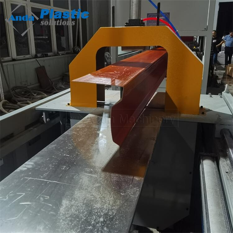 Línea de producción de máquina para fabricar canalones de lluvia con perfil de canalización de cables de PVC UPVC de alta calidad