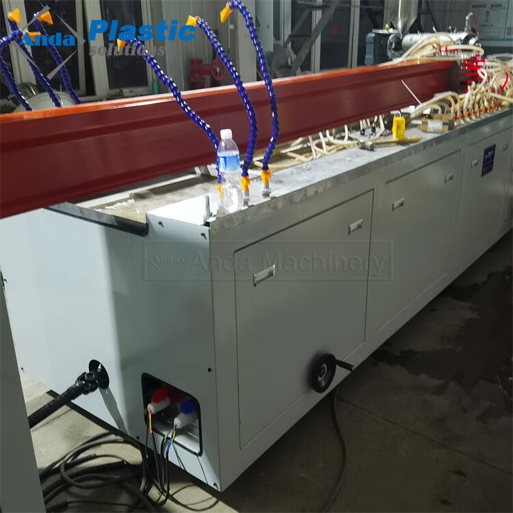 Línea de producción de máquina para fabricar canalones de lluvia con perfil de canalización de cables de PVC UPVC de alta calidad