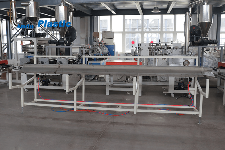 Línea de producción de paneles de pared de PVC 65/132 de alta velocidad