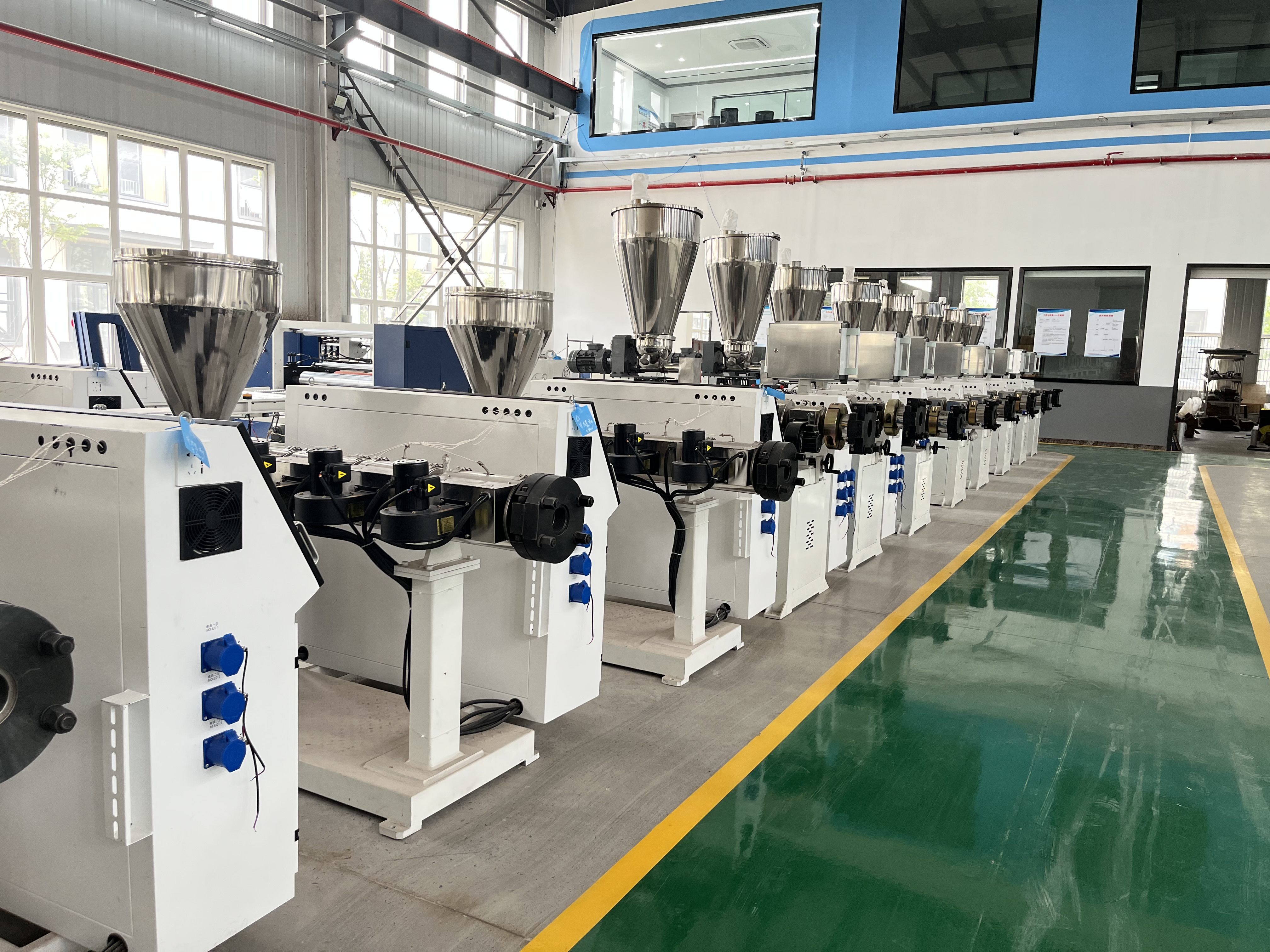 ¿Cuáles son las características del producto de la extrusora de plástico?