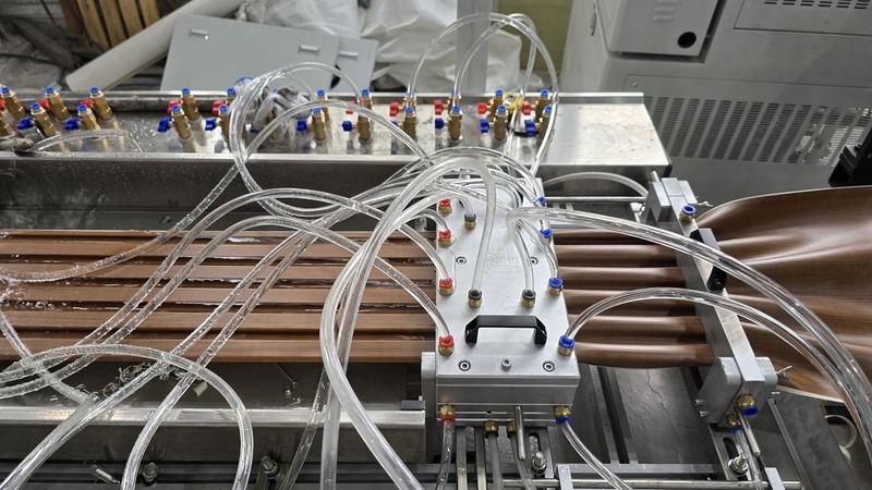 M&aacute;quina de panel Soffit, l&iacute;nea de panel de producci&oacute;n de panel Soffit 