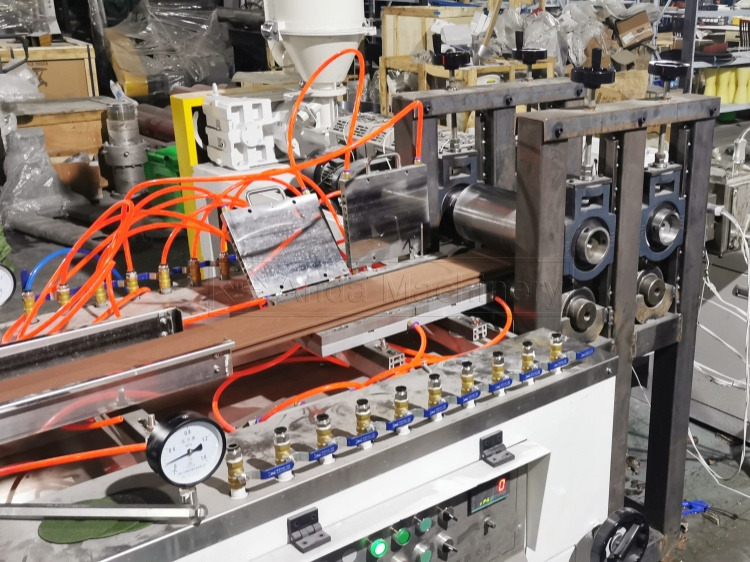 M&aacute;quina de cubierta WPC, m&aacute;quinas de fabricaci&oacute;n WPC, m&aacute;quina de perfil WPC, m&aacute;quina de extrusi&oacute;n de WPC, plataforma de plataforma de WPC