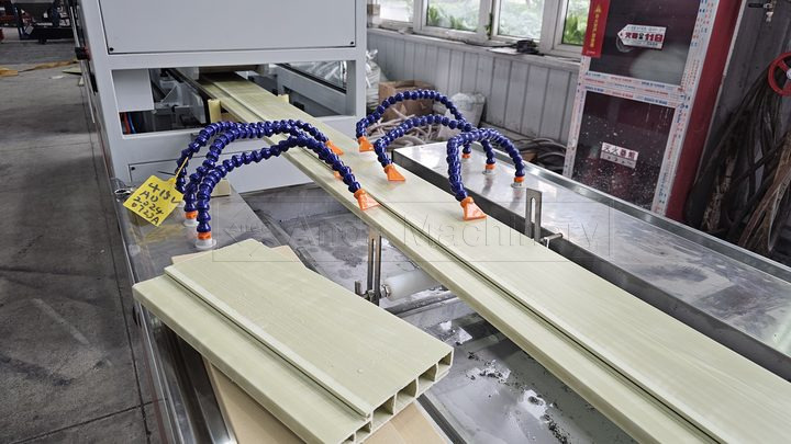 precio de la m&aacute;quina de marco de la puerta de WPC