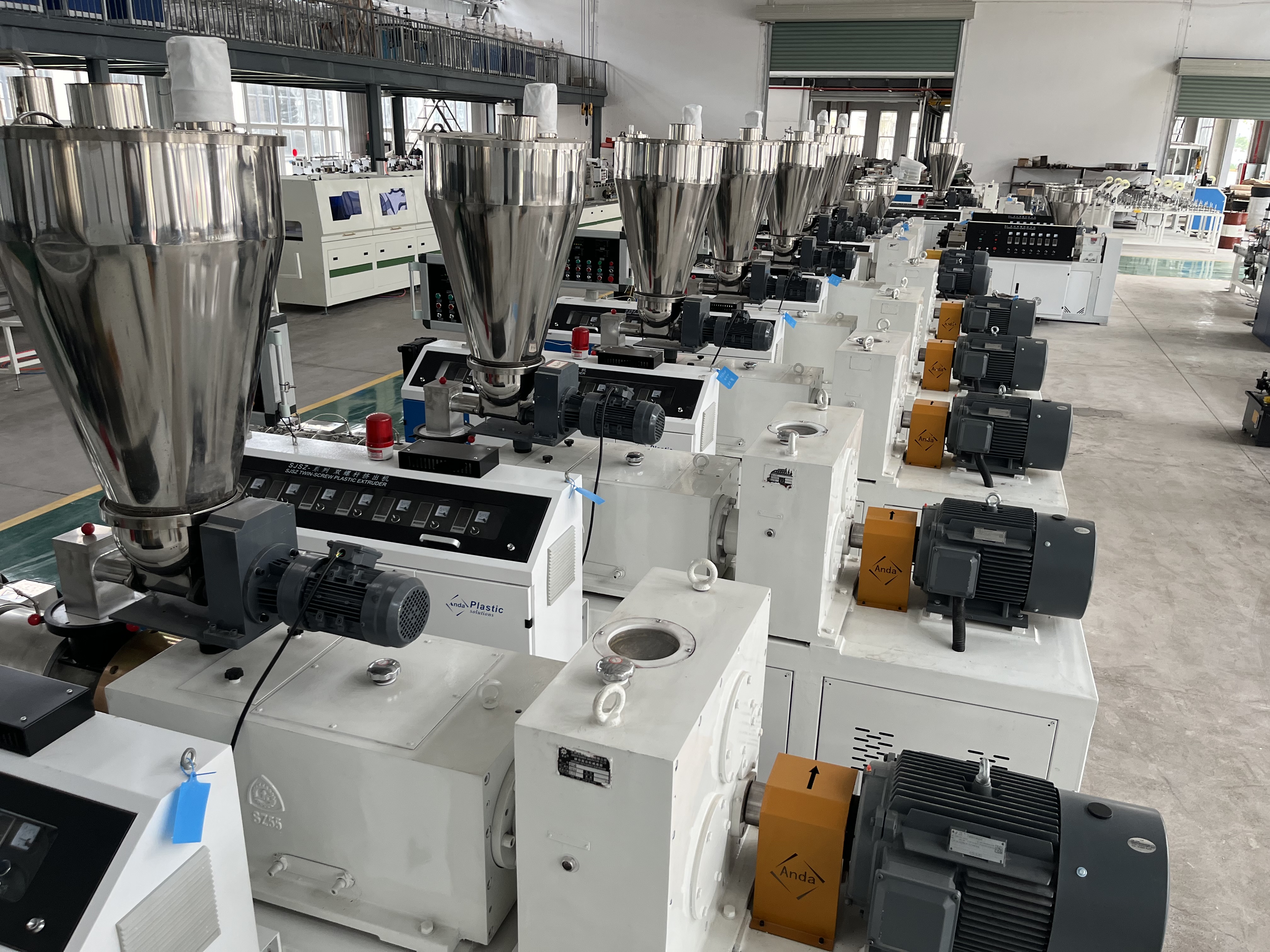 ¿Cuáles son los componentes principales de la extrusora de plástico?