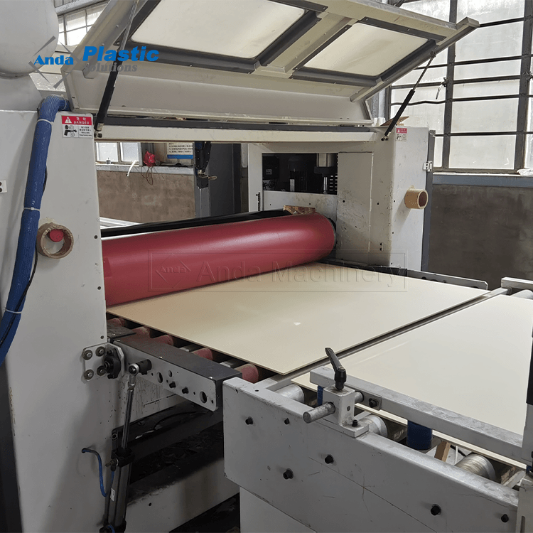 Máquina laminadora plana de tablero de espuma de PVC PUR