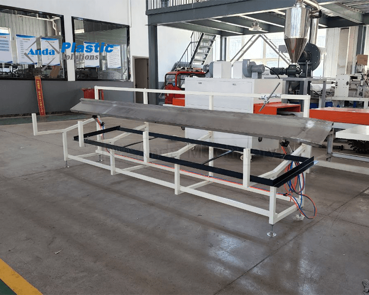 Línea de producción de máquinas de fabricación de cubiertas de perfil WPC