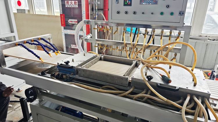 L&iacute;nea de paneles de PVC, m&aacute;quina para fabricar paneles estriados de PVC, m&aacute;quina para fabricar paneles estriados de PVC