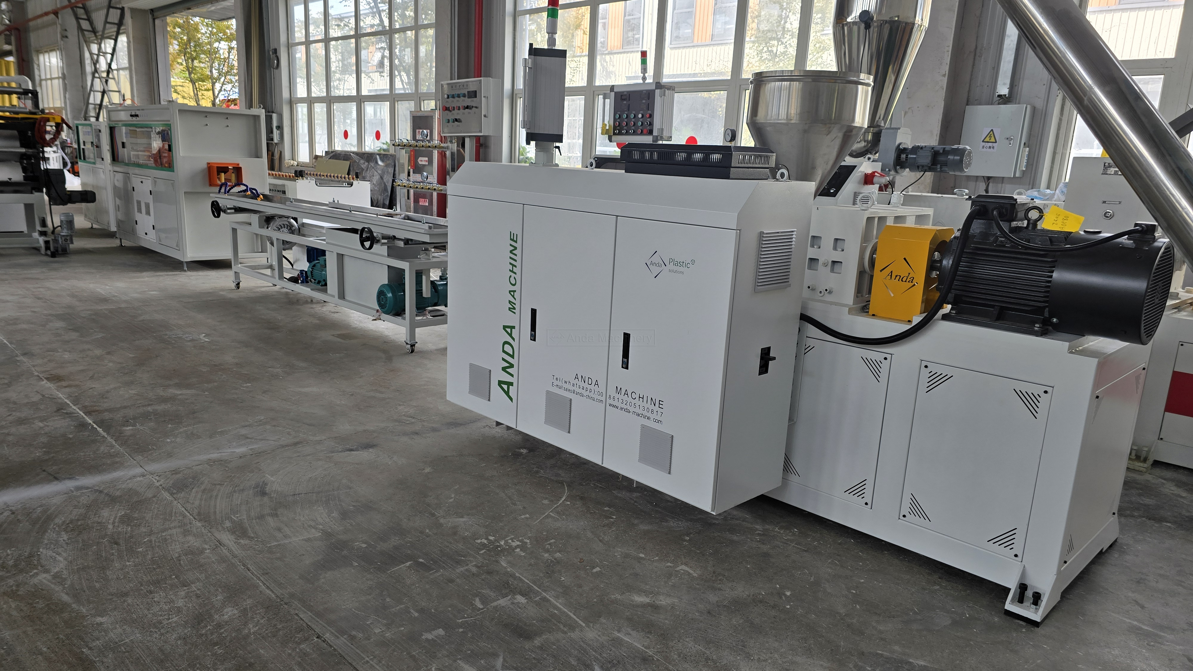 Línea de producción de bandejas portacables de perfil pequeño de PVC